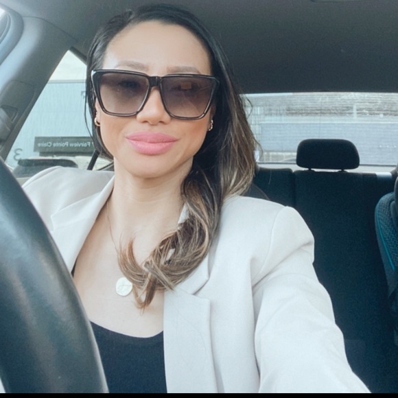 Meet your Posher, Aline - Picture 1 of 1